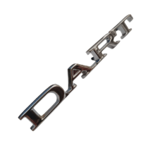 emblema dart em metal cromado